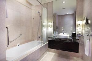 Kopalnica v nastanitvi The Grove Suites by Grand Aston