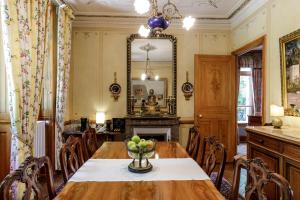 Villa Kruger on the Lake في مونترو: غرفة طعام مع طاولة ومرآة