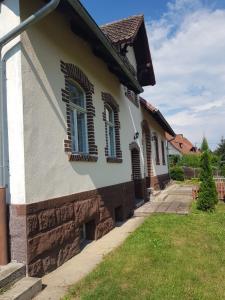 ein Haus mit Fensterläden an der Seite in der Unterkunft Apartament na Skarpie in Wrzeszczyn