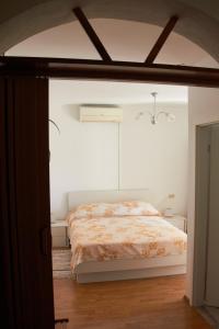 um quarto com uma cama e um tecto em One bedroom apartment Šimičić em Rab
