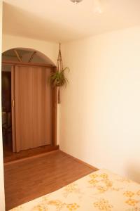 um quarto com uma cama e uma porta com uma planta em One bedroom apartment Šimičić em Rab