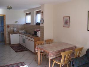 eine Küche und ein Esszimmer mit einem Tisch und Stühlen in der Unterkunft Ferienwohnung Alpenblick in Hermagor