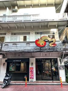 a restaurant with a dragon sign on the side of a building at Norn Yaowarat Hotel in Bangkok
