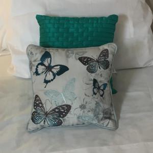 un cuscino con farfalle sopra un letto di La Grande Maison Seglien a Séglien