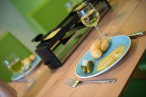 Makanan di atau berdekatan apartmen