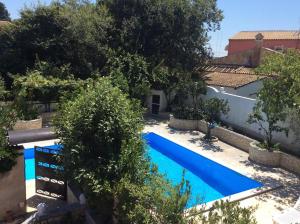 Výhled na bazén z ubytování Villa ''adamantini'' nebo okolí