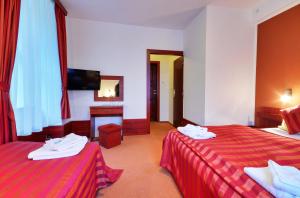 Postel nebo postele na pokoji v ubytování Hotel Stara Posta + 26 fotografií