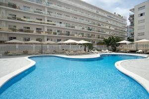 duży basen przed dużym budynkiem w obiekcie Hotel Salou Beach by Pierre & Vacances w Salou