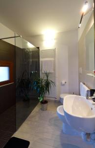 un bagno con due lavandini e due WC di Ca' del Faro Bibione a Bibione Altre 15 foto