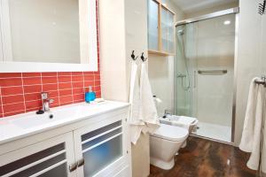 Un baño con lavabo, inodoro y ducha. en Rodrigo de Triana Courtyard by Valcambre, en Sevilla 33 fotos más