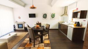 uma cozinha e sala de jantar com mesa e cadeiras em Pousadela Village & Spa em Vieira do Minho
