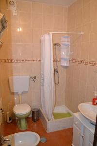 a bathroom with a shower with a toilet and a sink at Casa Amado in Lagos