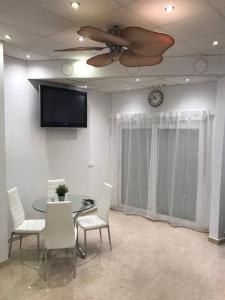 Telewizja i/lub zestaw kina domowego w obiekcie Apartament Benalmadena Puerto Marina