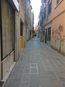Une rue vide dans une ruelle avec graffiti dans l'établissement alla lista, à Venise