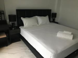 Postel nebo postele na pokoji v ubytování Cafe de Paris