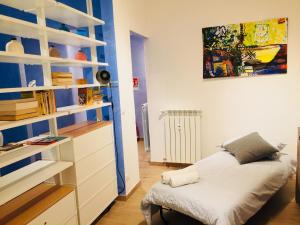 A bed or beds in a room at The Blue Strawberry House in San Giovanni Roma