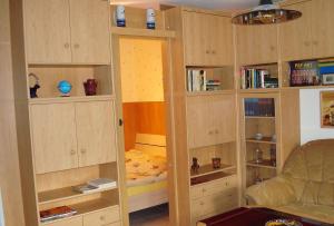 1 dormitorio con 1 cama y algunos armarios de madera en Schöne, gemütliche Wohnung, en Leipzig
