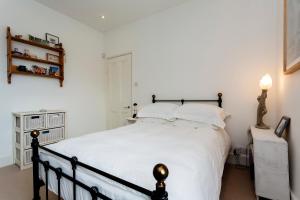 Кровать или кровати в номере Veeve - Parliament Hill Townhouse