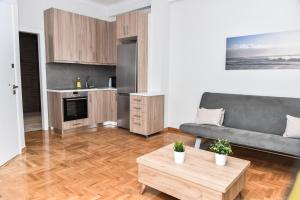 uma sala de estar com um sofá e uma mesa em Modern Apartment at Exarchia 1 bed 2 pers em Atenas