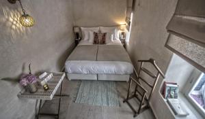 Voodi või voodid majutusasutuse Dar Mayshad Riad - Luxurious Boutique Hotel in the Medina toas
