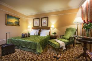 Un ou plusieurs lits dans un hébergement de l'établissement Carlsbad Plaza Medical Spa & Wellness hotel