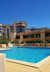 Πισίνα στο ή κοντά στο Appartement T3 Traversant Résidence Standing Garage et Piscine Extérieure GRATUITS
