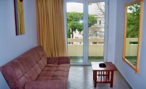 un soggiorno con divano e tavolo di Fantasia Hotel Apartments a Città di Kos
