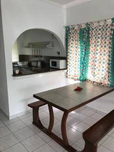 cocina con mesa de madera en una habitación en Michel Holiday Apartments en Victoria