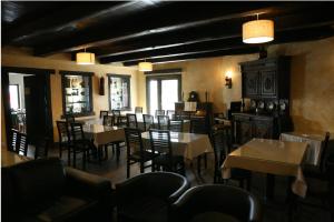 Un comedor con mesas y sillas en un restaurante. en Casa Barbadelo, en Sarria