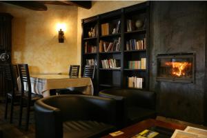 un restaurante con chimenea, mesa y sillas en Casa Barbadelo, en Sarria