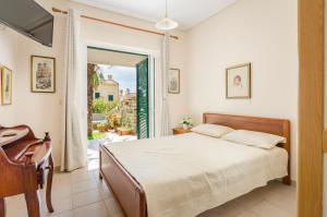1 dormitorio con 1 cama y puerta corredera de cristal en Villa Aliki, en Barbati