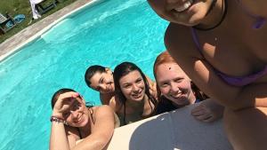 a group of people in a swimming pool at Agriturismo Il Picchio Verde in Licciana Nardi