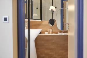 Koupelna v ubytování Hôtel de Sévigné + 111 fotografií