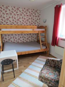 ein kleines Zimmer mit einem Etagenbett und einem Stuhl in der Unterkunft Solvang camping og leirsted in Alta