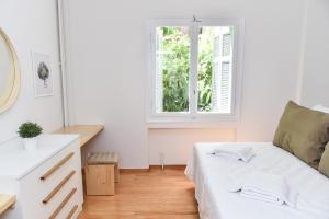 Un pat sau paturi într-o cameră la Warm Apartment at Exarchia 1 bed 2 pers
