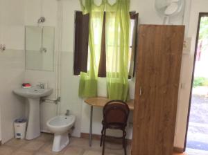 Kylpyhuone majoituspaikassa Alojamento Local Duarte's