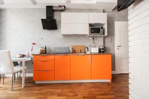 Kuchnia lub aneks kuchenny w obiekcie oompH Koszyki Luxurious Apartments