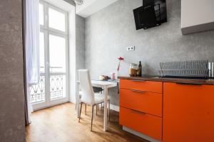 Kuchnia lub aneks kuchenny w obiekcie oompH Koszyki Luxurious Apartments