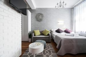 Łóżko lub łóżka w pokoju w obiekcie oompH Koszyki Luxurious Apartments