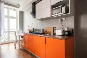 Kuchnia lub aneks kuchenny w obiekcie oompH Koszyki Luxurious Apartments