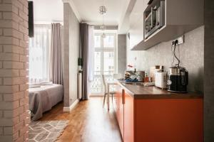 Virtuve vai virtuves zona naktsmītnē oompH Koszyki Luxurious Apartments