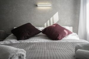 Łóżko lub łóżka w pokoju w obiekcie oompH Koszyki Luxurious Apartments