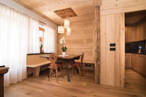 - une salle à manger avec une table et des chaises dans l'établissement Ca'Milla B&B nelle Dolomiti, à Pieve di Cadore