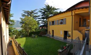 a view of a yard from a house at Ostello Residenza Molinatto in Oggiono