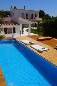 duży niebieski basen obok domu w obiekcie casa Namaste w mieście Porto Columbu - Perdʼe Sali