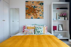 ein Schlafzimmer mit einem Bett und einem Wandgemälde in der Unterkunft Lovely View Ensuite Room in Brüssel