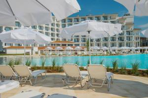 בריכת השחייה שנמצאת ב-Sunrise Blue Magic Resort - All Inclusive או באזור