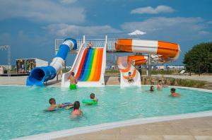 בריכת השחייה שנמצאת ב-Sunrise Blue Magic Resort - All Inclusive או באזור