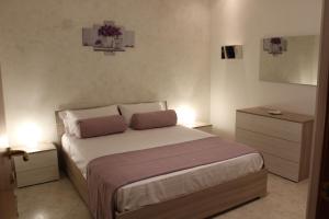 A bed or beds in a room at Souvenir d'été
