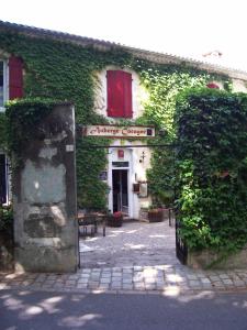 wejście do budynku z bluszczem w obiekcie Auberge Cocagne w mieście Avèze